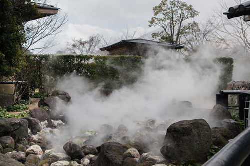 　　孝感8月份好玩的地方有哪些?下文為大家整理了孝感8月份好玩的地方，希望可以幫到您哦!  　　2018孝感8月份好玩的地方大全  　　湯池溫泉  　　湯池溫泉又稱玉女泉。在應城市區(qū)西20公里，距離武漢1.5小時，長沙4小時車程。為了支持湯池溫泉的新一輪發(fā)展，應城市的交通、國土、規(guī)劃等職能部門在配合做好各項基礎工作的同時，積極向上爭取政策支持，為工程開工創(chuàng)造條件。根據初步規(guī)劃設計，湯池溫泉二期工程預計投資7億人民幣左右，計劃用地2000多畝，主要建設和溫泉相配套的各類旅游產業(yè)，如配套的會議場所，與拓普拓展合作建設的大型拓展訓練的地等。  　　觀音湖生態(tài)文化旅游度假區(qū)  　　觀音湖位于湖北東北部孝感市孝昌縣小悟鄉(xiāng)境內。旅游區(qū)內群山連綿、溪水環(huán)繞、鐘靈毓秀、氣候宜人，是一片“玉蘢青紗人未識”的風水寶地。有山水一色，碧波千頃，風光旎旖的觀音湖;有巍峨挺拔、奇峰峭壁、怪石嶙峋的大悟山;有頗具影響的佛教圣地九龍寺、觀山禪寺;有革命先輩李先念、陳少敏等創(chuàng)建的大、小悟山抗日指揮中心和劉震將軍故居等紅色旅游資源;有極具農家特色和風味的“農家樂”旅游休閑場所，真可謂是“游山游水游古跡，賞花賞果賞農莊”。2012年被評為湖北最美景區(qū)。  　　漢川公園  　　漢川公園是湖北省漢川市唯一一個集民眾鍛煉、休閑、娛樂、園藝等功能于一體的對公眾免費開放的綜合性、公益性游樂場所，總面積41萬平方米，其中水域面積13.4萬平方米，綠地面積26.7萬平方米，建筑面積和道路硬化面積0.9萬平方米。由“雄關邁步”、“福星高照”、“清水芙蓉”、“銀湖聽濤”、“沙洲翔擊”、“楓林紅霞”等8大景點構成。它是漢川“蓮藕之鄉(xiāng)”的象征。繞過廣場，前面就是曲橋，橋身就像駱駝的脊背一直彎曲到湖那邊，曲橋因此得名，橋兩邊木柱上雕刻的各式蓮花圖案均栩栩如生，讓人流連忘返。  　　雙峰山旅游度假區(qū)  　　雙峰山旅游度假區(qū)，是國家AAAA級景區(qū)，鄂東北最大的森林公園，位于孝感市區(qū)東北部，孝昌縣東部，東北與武漢市黃陂縣為鄰。距孝感市區(qū)40公里，武漢70公里，距天河國際機場50公里，107國道和京廣鐵路花園站19公里，距正在建設的京珠高速公路周巷出口處6公里，漢十高速公路和孝大公路擦境而過.雙峰山主峰為海拔880M的兩座對峙山峰組成，其中最高峰高887.3M，為孝感市第一高峰。民間傳說，雙峰山由董永、七仙女“仙化”而成，“此眼化作雙峙劍，刺破蒼穹問緣由”。風景區(qū)即以此山命名。  　　白兆山李白文化旅游區(qū)  　　白兆山李白文化旅游區(qū)是國家4A級景區(qū)，位于安陸城西14公里處，主峰太白峰海拔383米。白兆山地勢險峻，崖壑幽深，層巒疊翠，林木茂盛，和涢水相映成趣。前人有“涢水濃于酒，碧山俏似詩”的贊語。又因李白隱居十年而馳名天下，被譽為“仙山”。 景區(qū)內整修一新的全木質結構李白故里樓群、全國面積最大的李白紀念館、全國最高的花岡巖李白石像以及全國匯集最多的李白詩碑長廊，以及與李白相關的遺址遺跡已成為人們探尋李白仙蹤，感受李白文化最理想的場所。  　　以上的孝感8月份好玩的地方，相信可以幫到您哦!  　　推薦閱讀：湖北特產有哪些 來湖北旅游必帶的特產  　　推薦閱讀：湖北恩施有哪些旅游景點 恩施旅游必去景點推薦